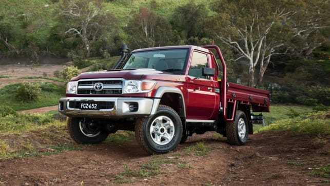 toyota-landcruiser-70-series-single-cab-2016-red-1_0_0